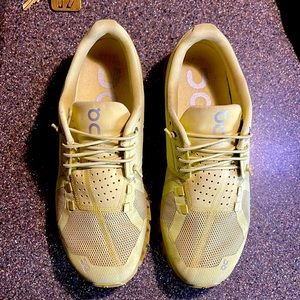 On women size 8 bright yellow great condition